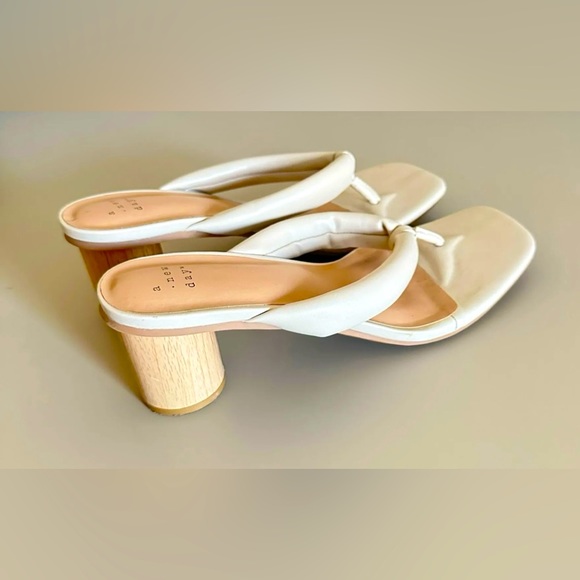 A NEW DAY Elvie Ivory Thong OpenToe Cushioned Sandals Chunk Heel Mule sz 9 - Picture 2 of 6